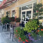 Logis Le Cantarel Hotel