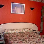 Logis Le Cantarel Hotel