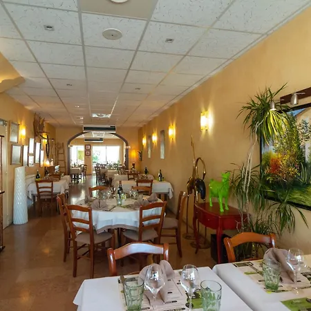 Hotel Logis Le Cantarel 3*