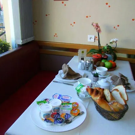 Hotel Logis Le Cantarel 3*
